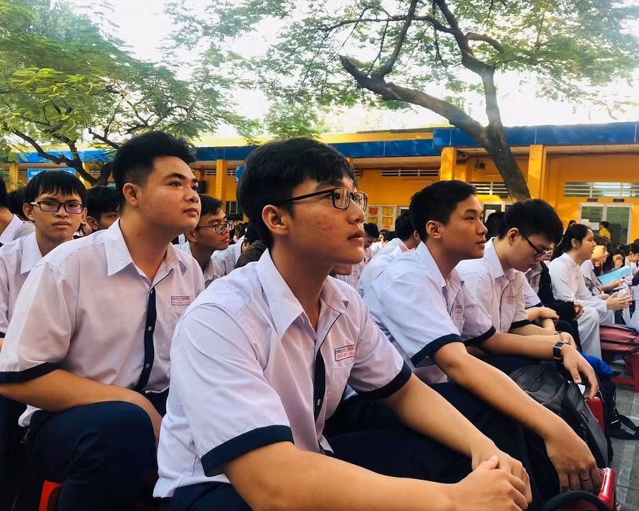 Học sinh của Trường THPT Ten Lơ Man chăm chú lắng nghe