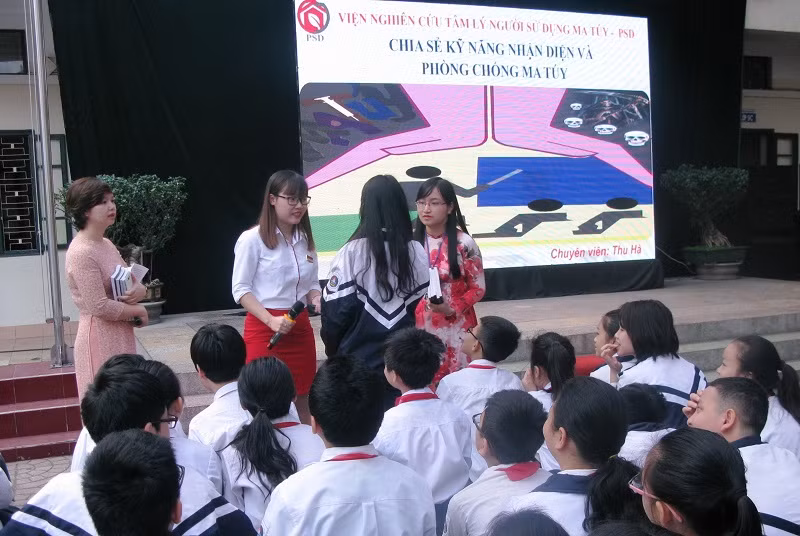 Học sinh Trường THCS Hoàn Kiếm (Hà Nội) tại buổi sinh hoạt ngoại khóa chia sẻ kỹ năng nhận diện và phòng chống ma túy.