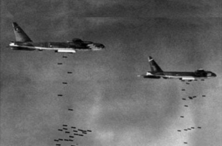 Những chiếc B52 thả bom xuống miền Bắc Việt Nam năm 1972. (Ảnh tư liệu)