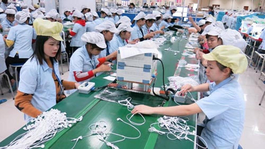 Công nhân Công ty Glonic sản xuất phụ kiện cho Tập đoàn Samsung tại Cụm công nghiệp Tân Lập, TP Thái Nguyên.