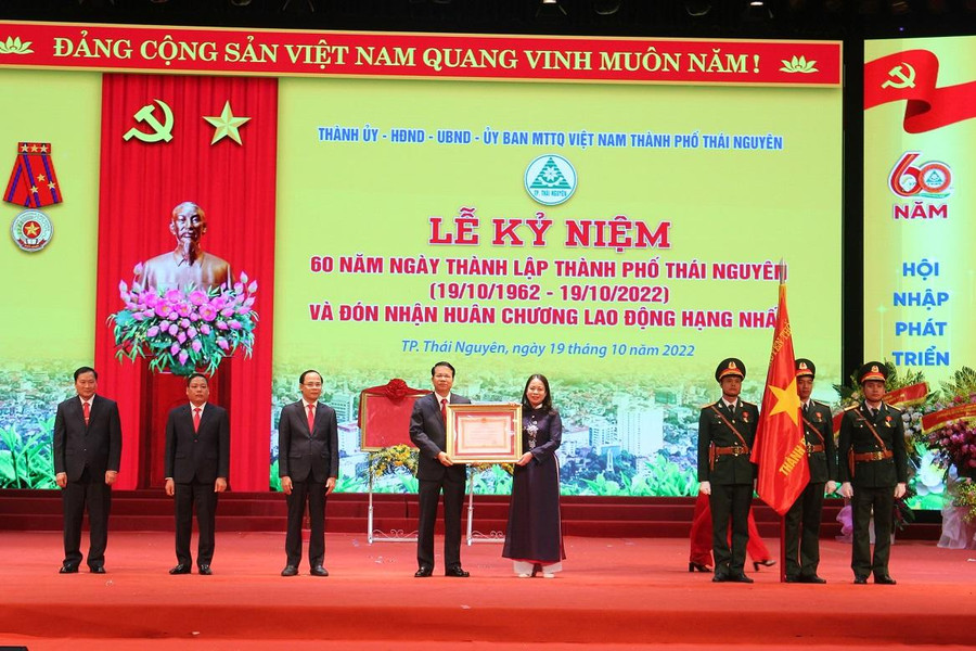 Phó Chủ tịch nước Võ Thị Ánh Xuân trao tặng Huân chương Lao động hạng Nhất cho Đảng bộ, chính quyền và Nhân dân TP Thái Nguyên.