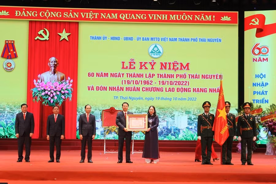 Phó Chủ tịch nước Võ Thị Ánh Xuân trao tặng Huân chương Lao động hạng Nhất cho Đảng bộ, chính quyền và Nhân dân TP Thái Nguyên.