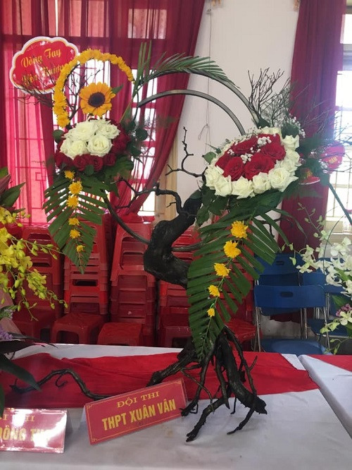 Tác phẩm dự thi cắm hoa nghệ thuật của đội thi THPT Xuân Văn Tác phẩm dự thi cắm hoa nghệ thuật của đội thi THPT Xuân Văn