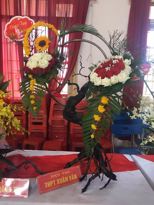 Tác phẩm dự thi cắm hoa nghệ thuật của đội thi THPT Xuân Văn