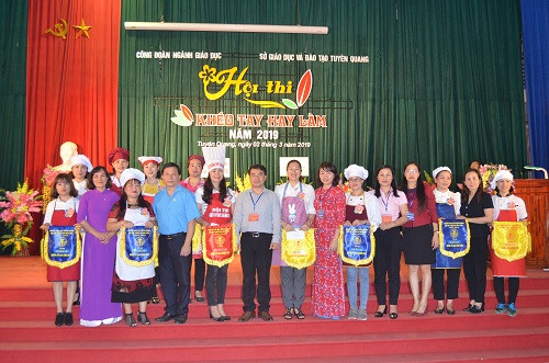 BTC, BGK chụp ảnh lưu niệm với đại diện các đội thi