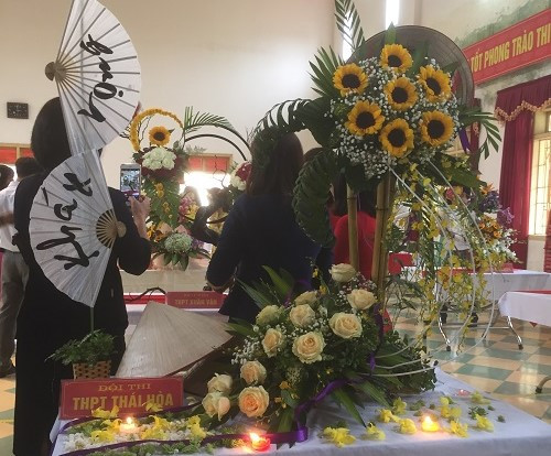 Tác phẩm dự thi cắm hoa nghệ thuật của đội thi THPT Thái Hòa Tác phẩm dự thi cắm hoa nghệ thuật của đội thi THPT Thái Hòa