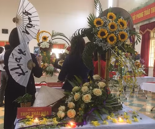 Tác phẩm dự thi cắm hoa nghệ thuật của đội thi THPT Thái Hòa