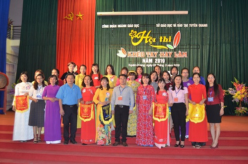 BTC, BGK chụp ảnh lưu niệm với đại diện các đội thi