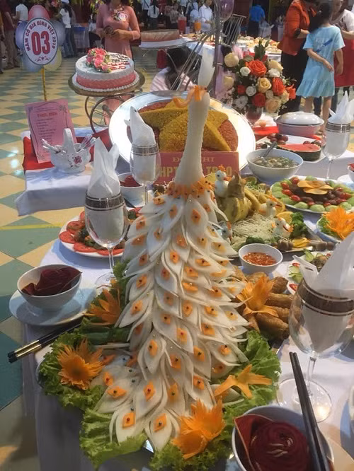 Tạo hình mâm cỗ Việt vô cùng đẹp mắt