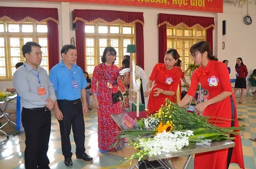 Các nữ đoàn viên, cán bộ, nhà giáo sôi nổi tham gia Hội thi