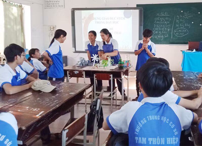 Trong giờ học tích hợp theo phương pháp mới tại Trường THCS Tam Thôn Hiệp (Cần Giờ, TPHCM).