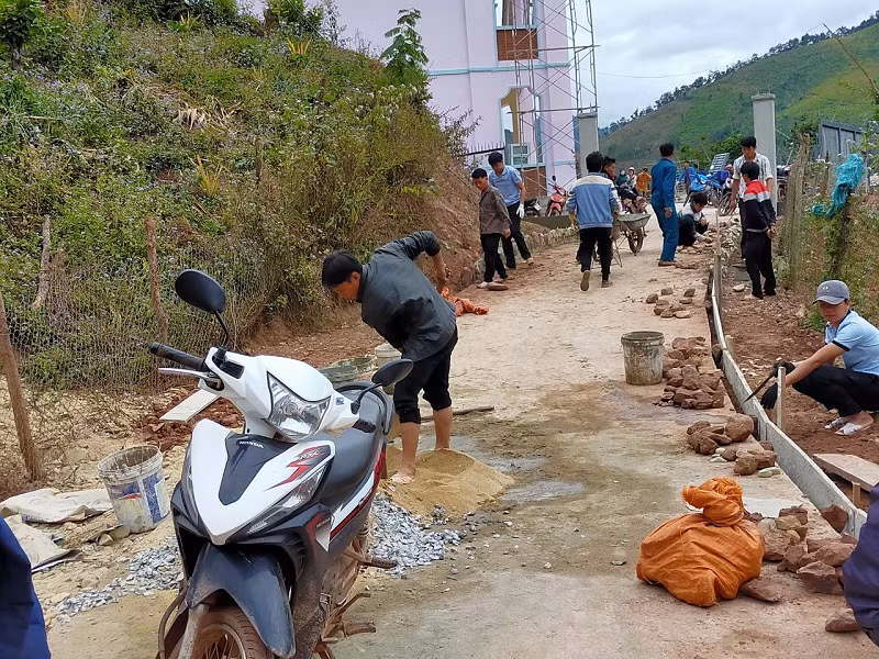 Phụ huynh học sinh và cán bộ giáo viên toàn trường đóng góp nhiều ngày công để xây dựng trường lớp. Ảnh: NTCC