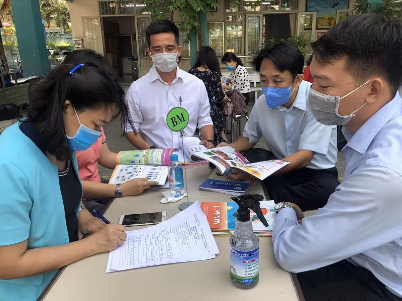 Giáo viên nghiên cứu, lựa chọn SGK tại cơ sở giáo dục tiểu học năm 2020. Ảnh minh họa: P.Nga