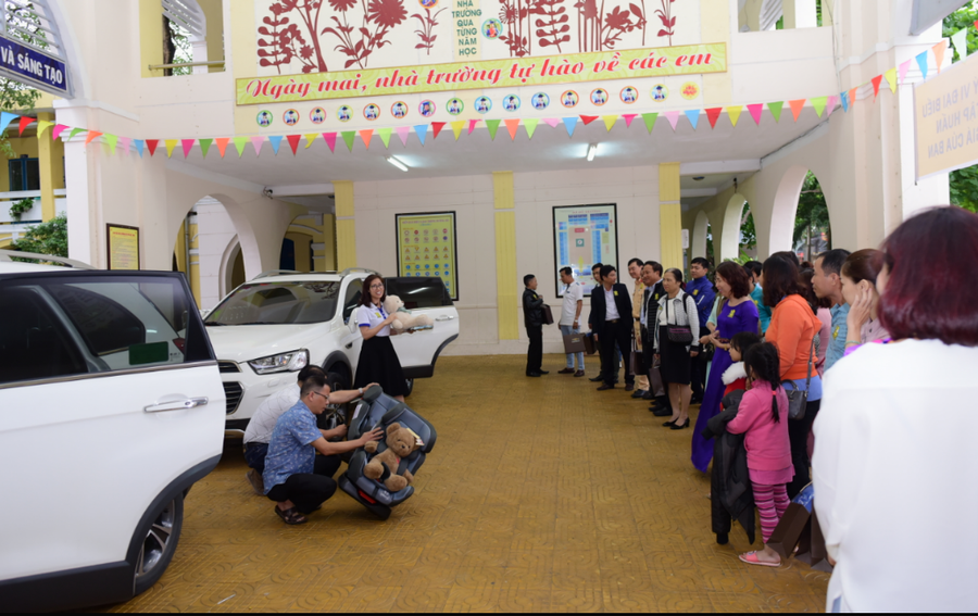 Thực hành lắp ráp ghế an toàn cho trẻ em trên ô tô