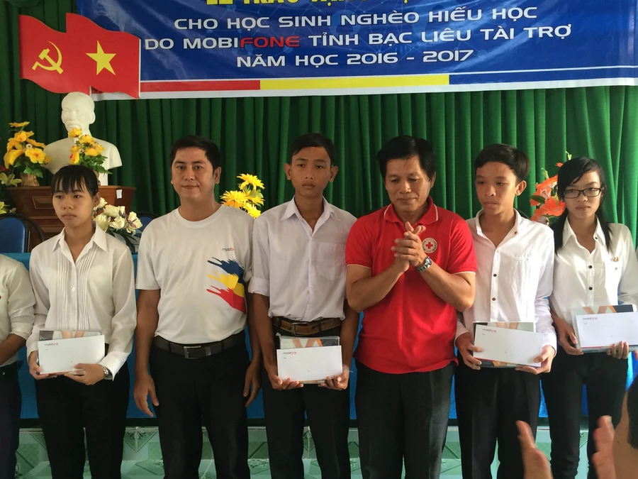 Trao học bổng cho HS Trường THPT Ngan Dừa