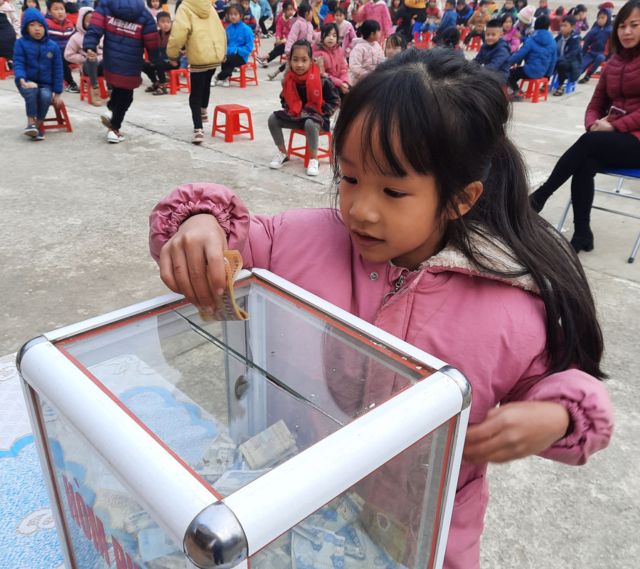 Học sinh Trường Tiểu học số 1 Quài Nưa quyên góp tiền ủng hộ bạn bị lốc xoáy gây tốc mái, hư hại nhà. Ảnh: NTCC Học sinh Trường Tiểu học số 1 Quài Nưa quyên góp tiền ủng hộ bạn bị lốc xoáy gây tốc mái, hư hại nhà. Ảnh: NTCC