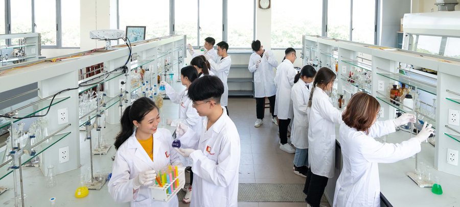 Sinh viên ĐH Bách khoa Hà Nội trong phòng thí nghiệm. Ảnh: ITN Sinh viên ĐH Bách khoa Hà Nội trong phòng thí nghiệm. Ảnh: ITN
