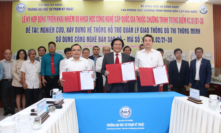 Trường ĐH Sư phạm Kỹ thuật, ĐH Đà Nẵng ký hợp đồng triển khai nhiệm vụ KHCN cấp quốc gia với Bộ KH&CN. Ảnh: ITN Trường ĐH Sư phạm Kỹ thuật, ĐH Đà Nẵng ký hợp đồng triển khai nhiệm vụ KHCN cấp quốc gia với Bộ KH&CN. Ảnh: ITN