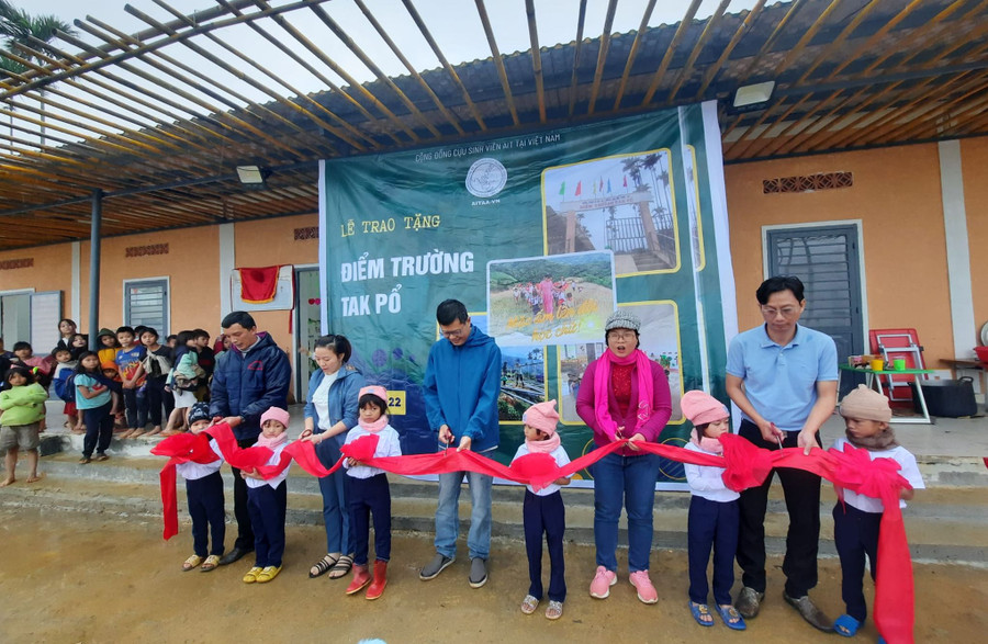 Điểm trường Tắk Pổ được xây dựng kiên cố từ nguồn hỗ trợ của các tổ chức, cá nhân. Điểm trường Tắk Pổ được xây dựng kiên cố từ nguồn hỗ trợ của các tổ chức, cá nhân.