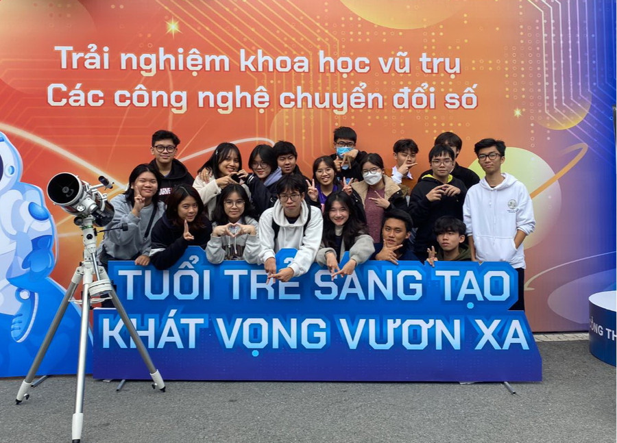 Câu lạc bộ Thiên văn Trường THPT chuyên Hà Nội - Amsterdam. Ảnh: Vân Anh