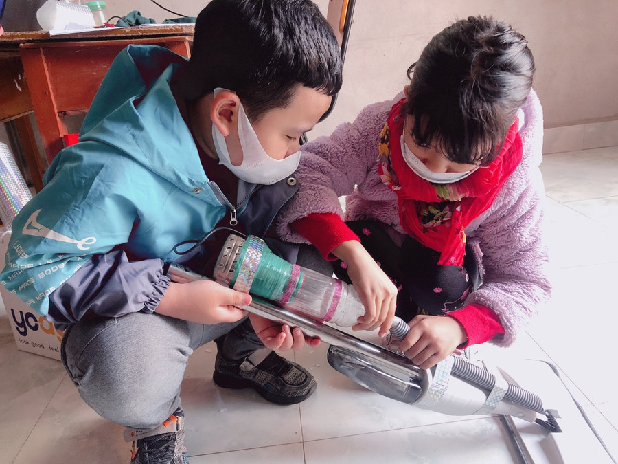 Nhóm học sinh lớp 1 Trường Tiểu học Khánh Nhạc B (huyện Yên Khánh, tỉnh Ninh Bình) thử nghiệm mô hình Máy hút bụi xịt khuẩn đa năng. Ảnh: NTCC