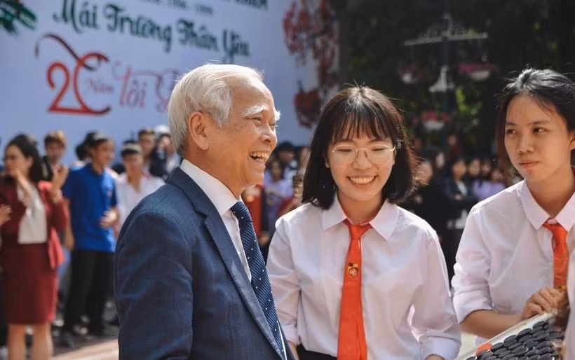 TS Nguyễn Văn Hòa và các học trò của Trường THPT Nguyễn Bỉnh Khiêm. Ảnh: NTCC