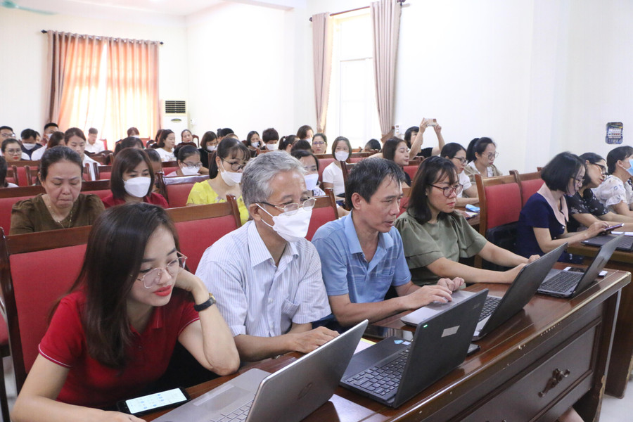 Giáo viên tại TP Thái Nguyên tham dự tập huấn về dạy học thích ứng với chuyển đổi số. Ảnh: NVCC Giáo viên tại TP Thái Nguyên tham dự tập huấn về dạy học thích ứng với chuyển đổi số. Ảnh: NVCC