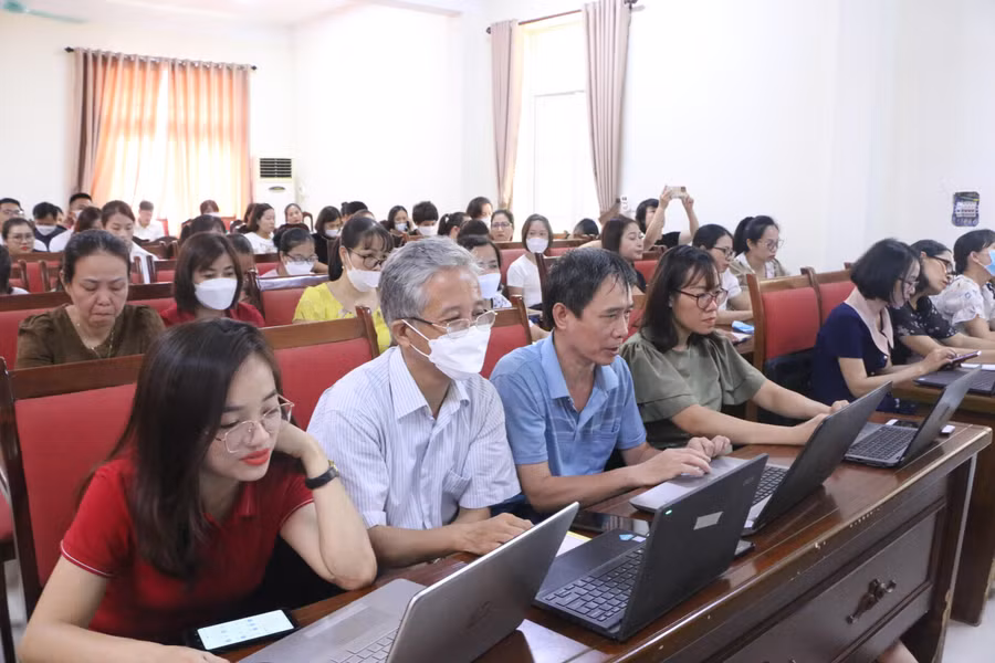 Giáo viên tại TP Thái Nguyên tham dự tập huấn về dạy học thích ứng với chuyển đổi số. Ảnh: NVCC