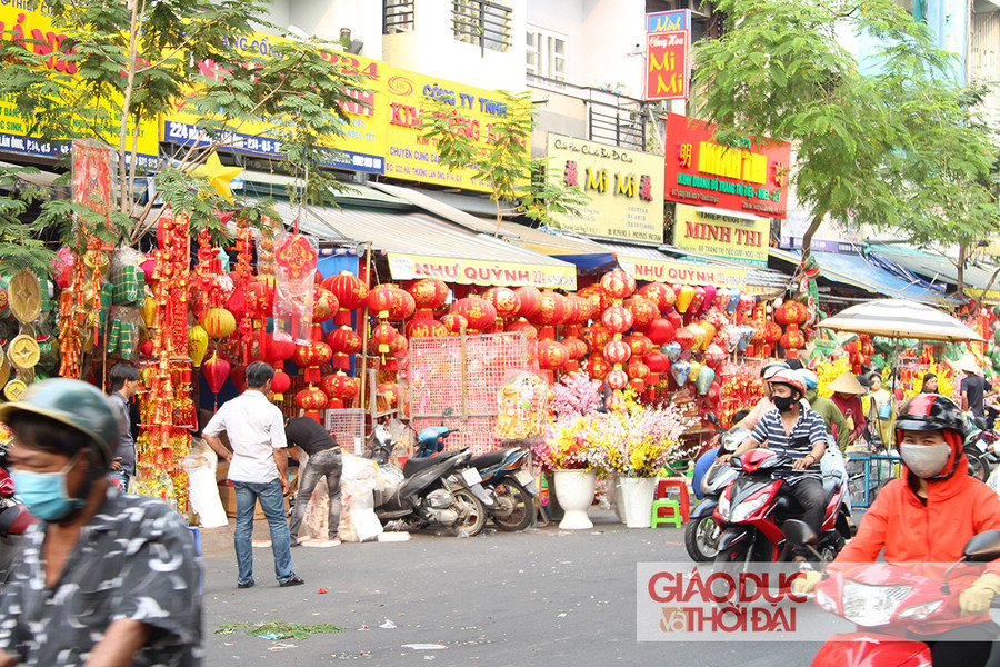 Con phố với hàng chục cửa hàng bán đồ trang trí tết luôn tấp nập từ khi bắt đầu mở cửa.
