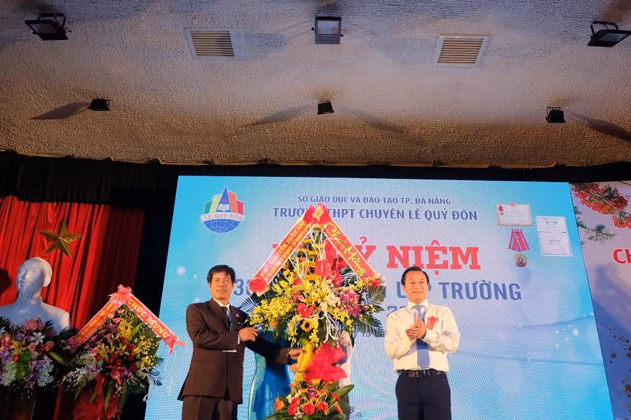 Ông Nguyễn Xuân Anh - Bí thư Thành ủy Đà Nẵng tặng hoa cho đại diện nhà trường nhân dịp kỷ niệm 30 năm thành lập. 