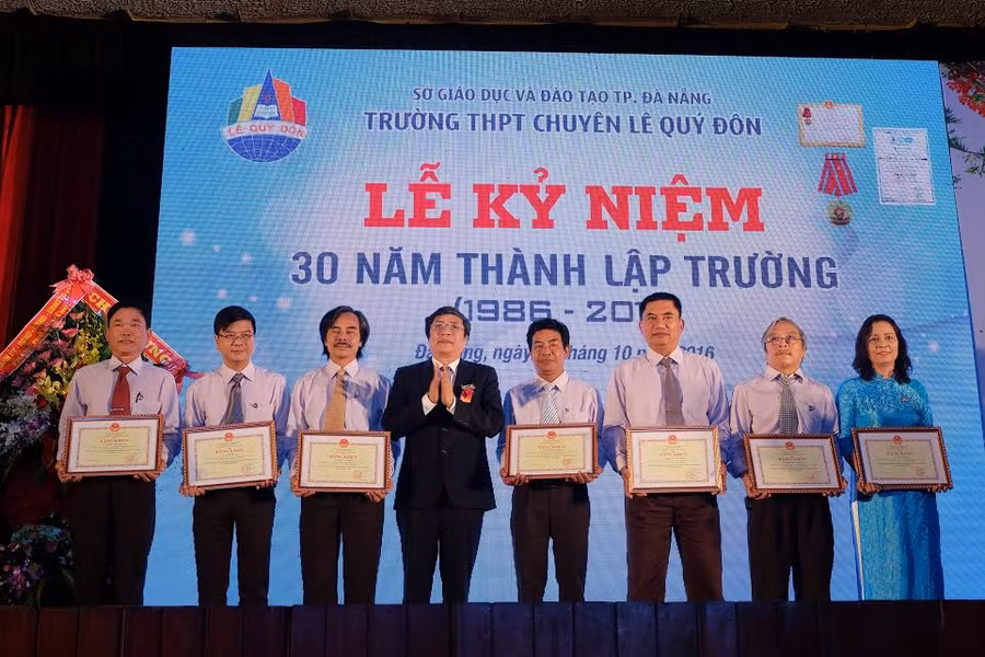 Ông Vũ Đình Chuẩn – Vụ trưởng Vụ Giáo dục Trung học, thừa ủy quyền của Bộ trưởng Bộ GD&ĐT trao bằng khen cho các cá nhân đã có thành tích trong giảng dạy.