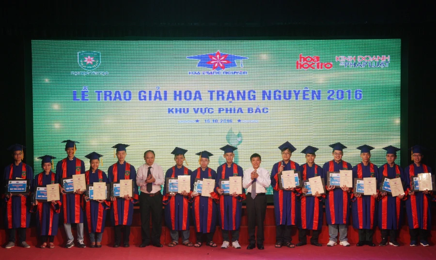 Các Hoa trạng nguyên là học sinh đạt huy chương Olympic quốc tế nhận giải thưởng.