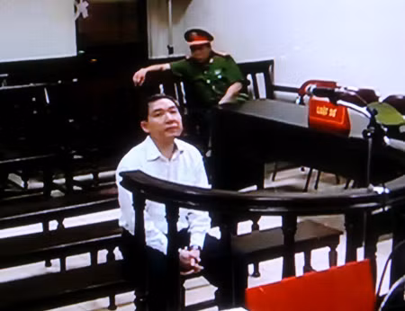 Cựu Chủ tịch Vinalines đã có mặt đầu tiên trong số các bị cáo tại phòng xử án trong ngày thứ 2