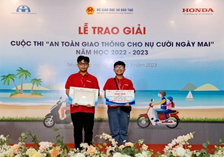 Em Nguyễn Thanh Hùng (Trường THPT Chu Văn An, huyện Phú Tân đạt giải Nhất và em Đỗ Minh Tân (Trường THPT chuyên Thoại Ngọc Hầu (TP. Long Xuyên) đạt giải Nhì cuộc thi. Em Nguyễn Thanh Hùng (Trường THPT Chu Văn An, huyện Phú Tân đạt giải Nhất và em Đỗ Minh Tân (Trường THPT chuyên Thoại Ngọc Hầu (TP. Long Xuyên) đạt giải Nhì cuộc thi.