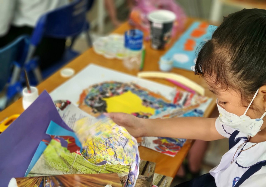 Các &quot;họa sĩ nhí&quot; say sưa thể hiện tác phẩm dự thi.