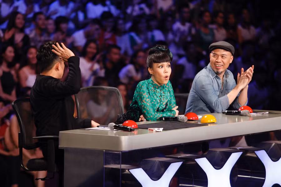 Việt Hương - Trấn Thành bị thu hút bởi ảo thuật gia trẻ ảnh 3