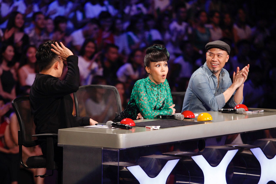 Việt Hương - Trấn Thành bị thu hút bởi ảo thuật gia trẻ ảnh 3 Việt Hương - Trấn Thành bị thu hút bởi ảo thuật gia trẻ ảnh 3