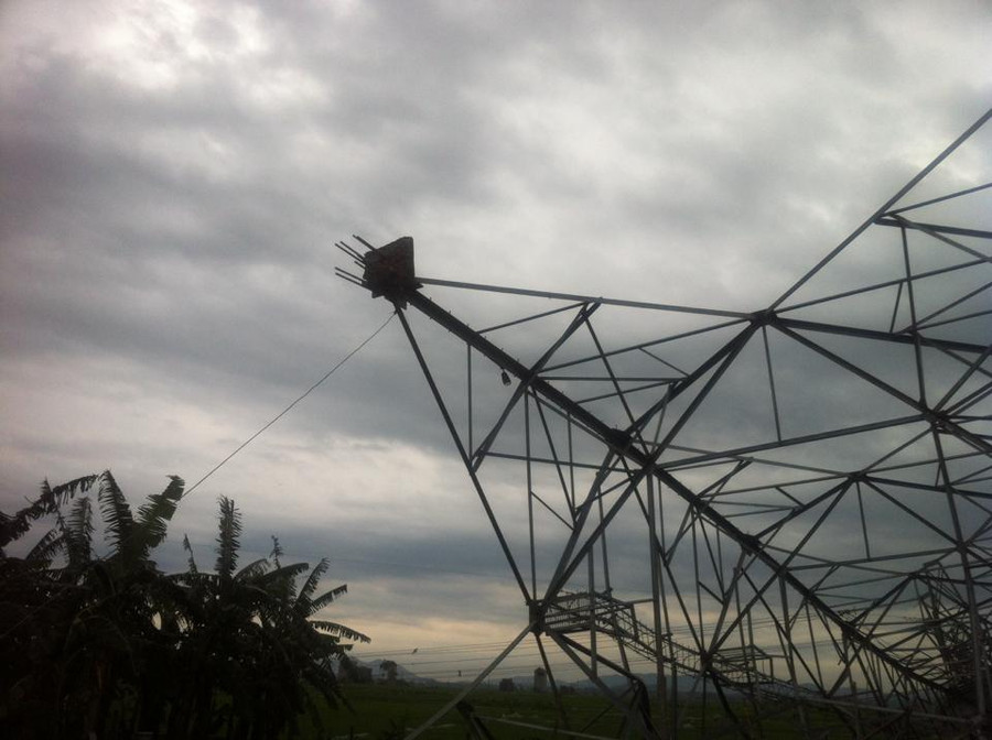 Phần thép chân đế của cột điện bị đổ có vẻ quá nhỏ bé, không tương xứng với kích cỡ của phần thân