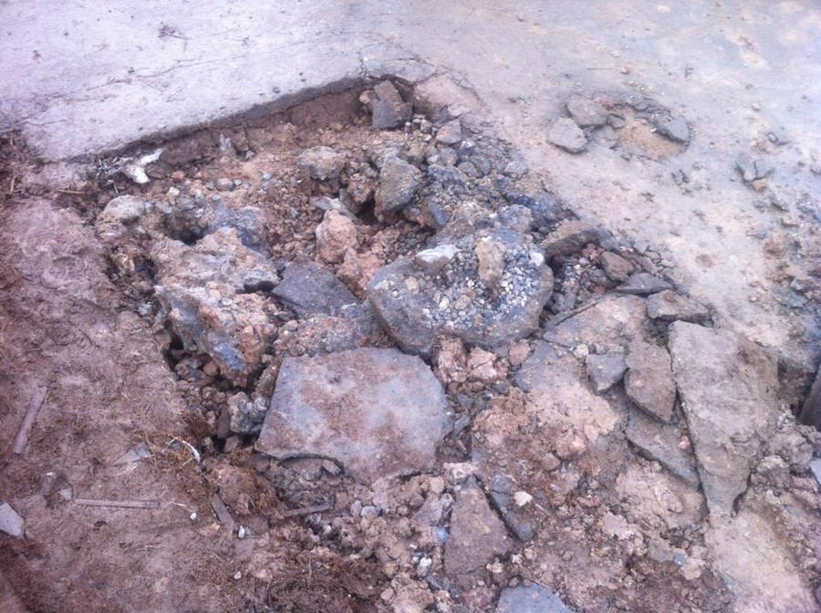 Chất lượng bê tông ở phần chân đế được người dân phản ánh là không đảm bảo.