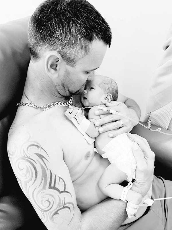 Nghẹn ngào cảnh ông bố lần đầu ôm con vào lòng cũng là lúc vĩnh biệt người vợ vừa sinh mổ