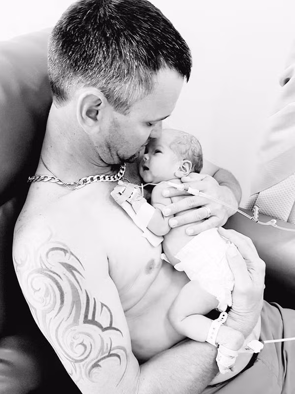 Nghẹn ngào cảnh ông bố lần đầu ôm con vào lòng cũng là lúc vĩnh biệt người vợ vừa sinh mổ