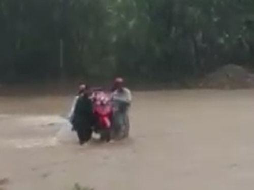 Video: Hàng chục giáo viên khiêng xe máy vượt lũ đến trường - Ảnh 1 Video: Hàng chục giáo viên khiêng xe máy vượt lũ đến trường - Ảnh 1
