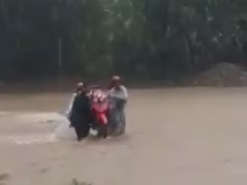 Video: Hàng chục giáo viên khiêng xe máy vượt lũ đến trường - Ảnh 1