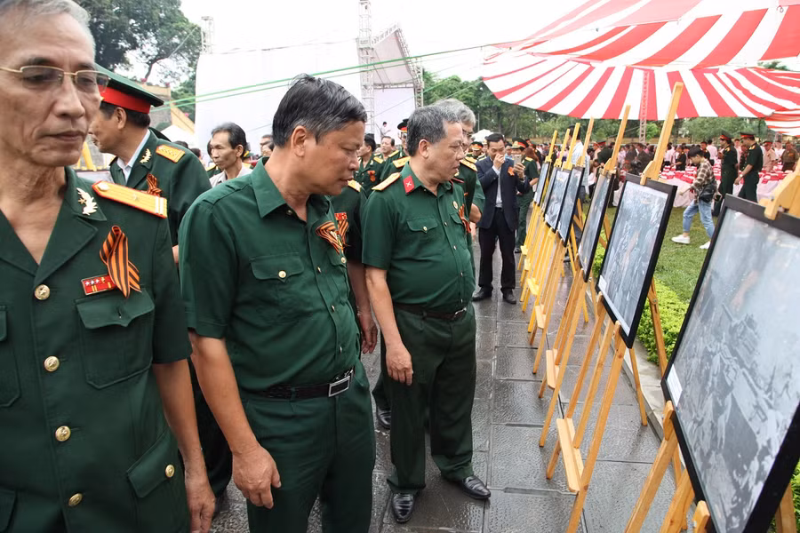 Triển lãm ảnh thu hút đông đảo quân, dân đến xem