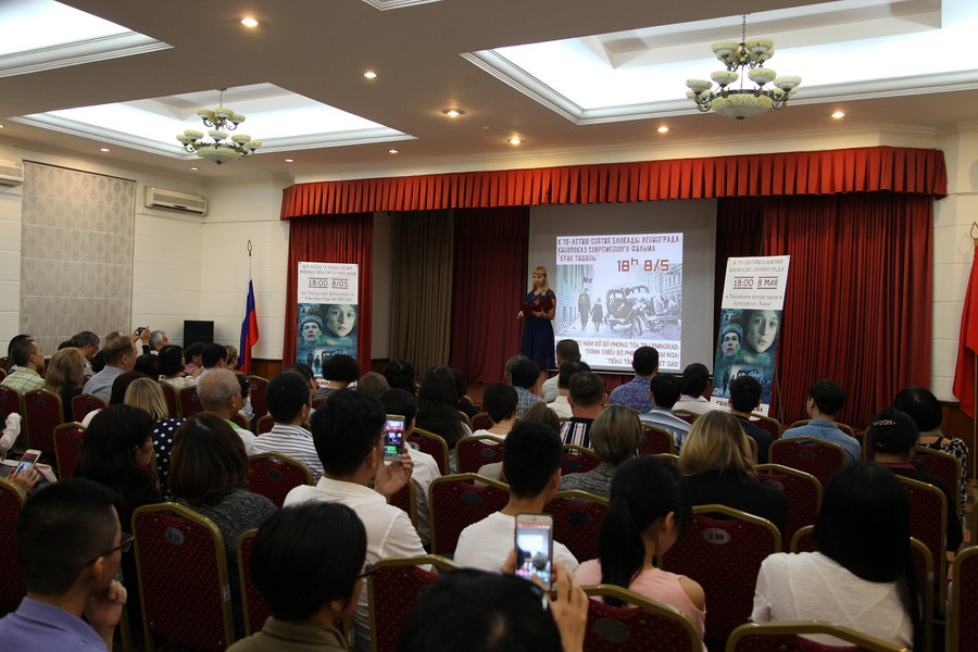 Đông đảo khái giả đến xem phim "Tiếng tĩnh lặng thét gào"