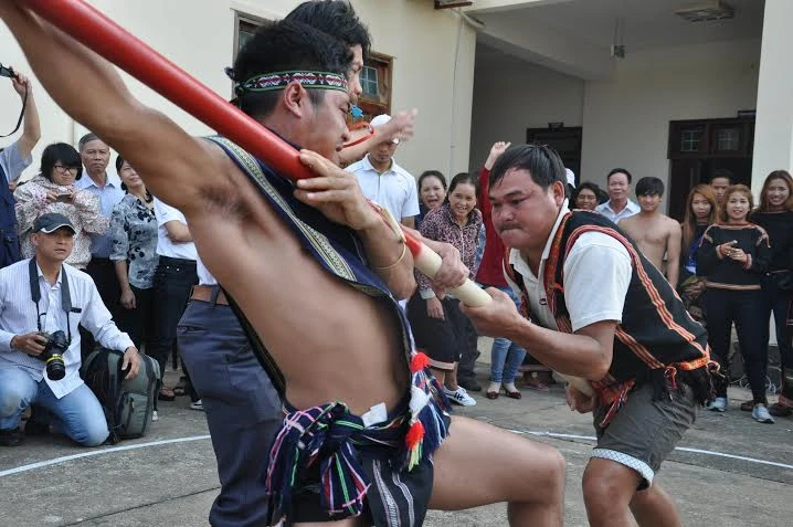 Sôi động các trò chơi dân gian cộng đồng dân tộc Tây Nguyên