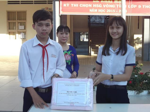 Thí sinh kiểm tra phong bì đựng đề thi
