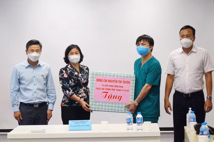 Phó Bí thư Thường trực Thành ủy Nguyễn Thị Tuyến tặng quà cho Trung tâm y tế huyện Sóc Sơn.