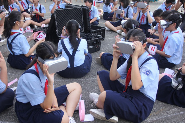 Học sinh Trường THCS Lê Quý Đôn, quận 3 sử dụng kính thực tế ảo trong chuyên đề học tập Học sinh Trường THCS Lê Quý Đôn, quận 3 sử dụng kính thực tế ảo trong chuyên đề học tập