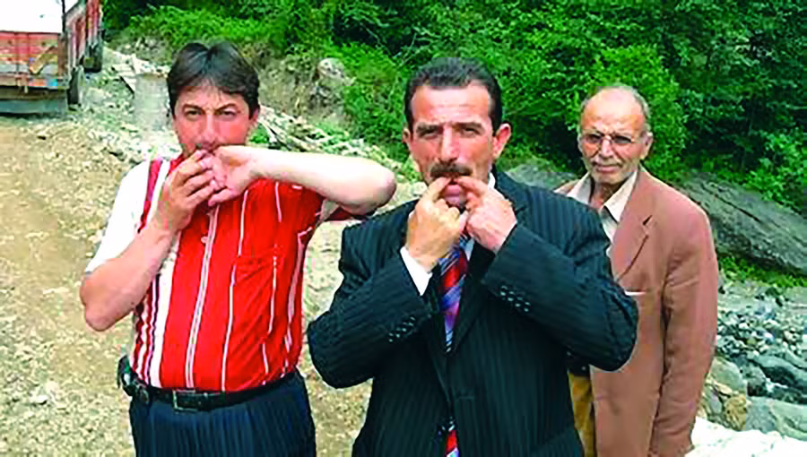 Người lớn giao tiếp nhau bằng huýt sáo.